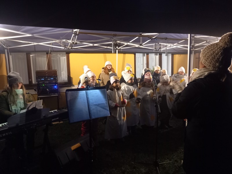 Paní učitelka Monika Sychrová se ujala pěveckého  vystoupení a děti ze ZŠ Morašice a ZUŠ Dolní Újezd  pečlivě trénovaly, aby všem vykouzlily úsměv.  Bylo vidět, že děti vystoupily s obrovskou chutí  a radostí.